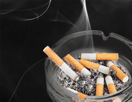 cigarros em um cinzeiro