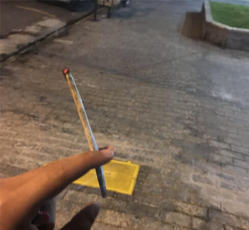 pessoa fumando maconha em uma área externa