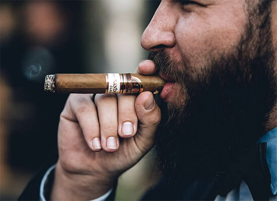 Homem fumando charuto