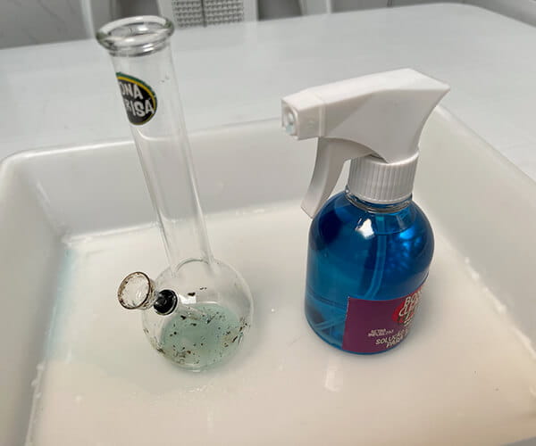 bong sujo ao lado de uma solução própria para limpeza