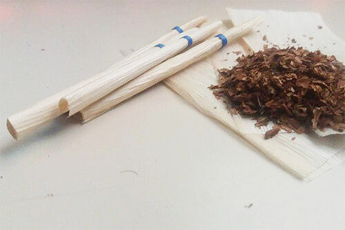 Como fumar cigarro de palha? Aprenda a bolar e acender!