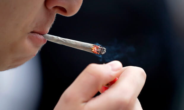 pessoa fumando um cigarro spiff