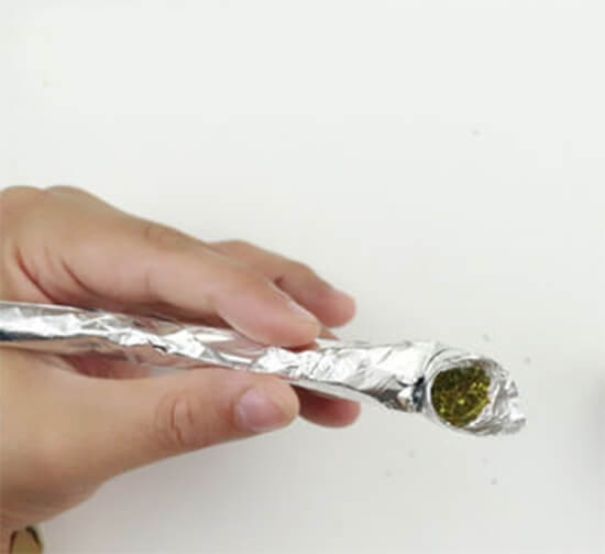 recipiente de erva elaborado em aluminio