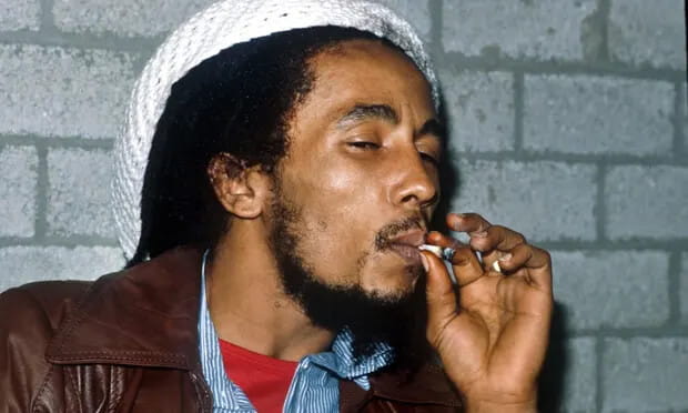 Bob Marley fumando cigarro