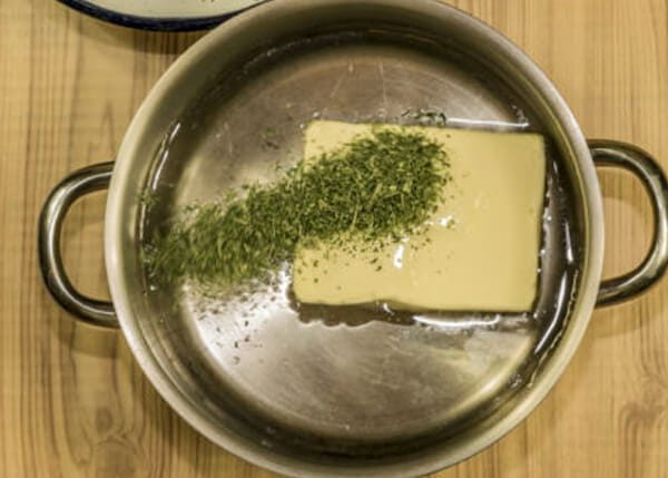 Como fazer um brisadeiro? panela com água, manteiga e cannabis