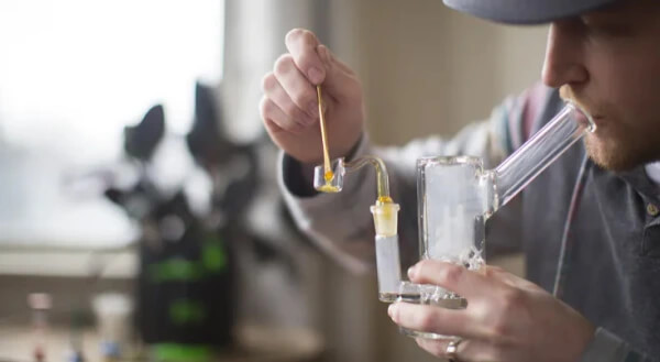 homem Dabbing com o Óleo Concentrado