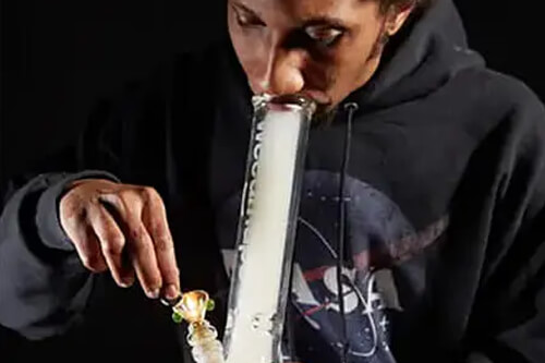 Quer aprender a bongar? Entenda com o Madrugashop como usar um Bong!